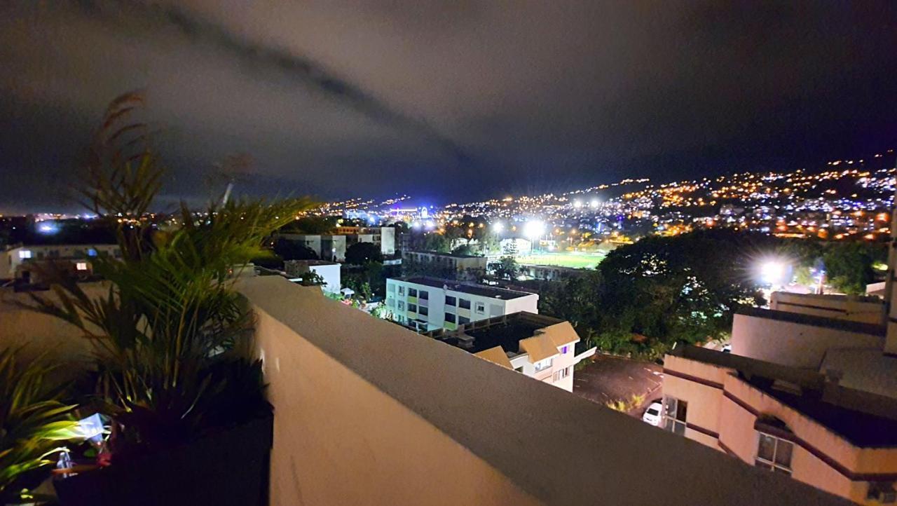 Rooftop - L'Appartement En Haut Saint-Denis Buitenkant foto